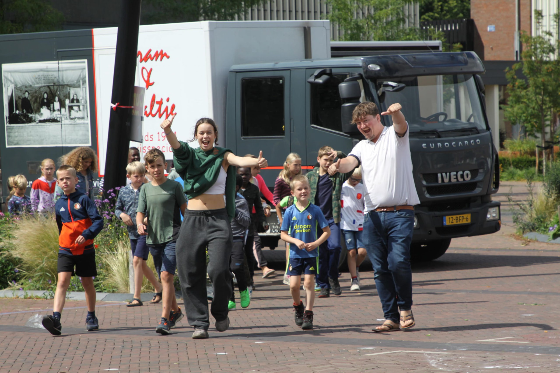 Kinderen en leiding van Stichting Jozua op weg naar kamp